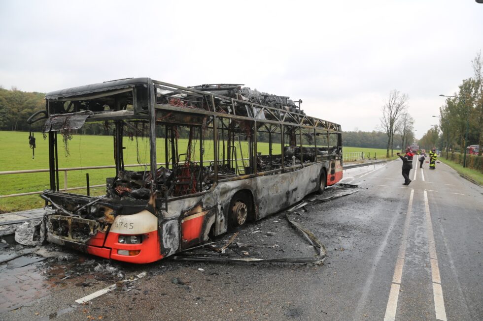 Foto van uitgebrande bus.