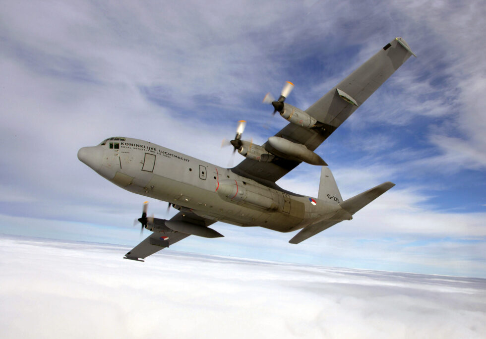 Een van de vier C-130 toestellen van de…