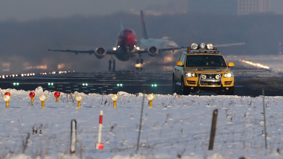 Het moment van het incident op 18 december 2010. Op de voorgrond de vogelwacht (KV2) met daarachter de Boeing 737 die net loskomt van baan 24. Bron: NustyR Air Team Images' photo stream