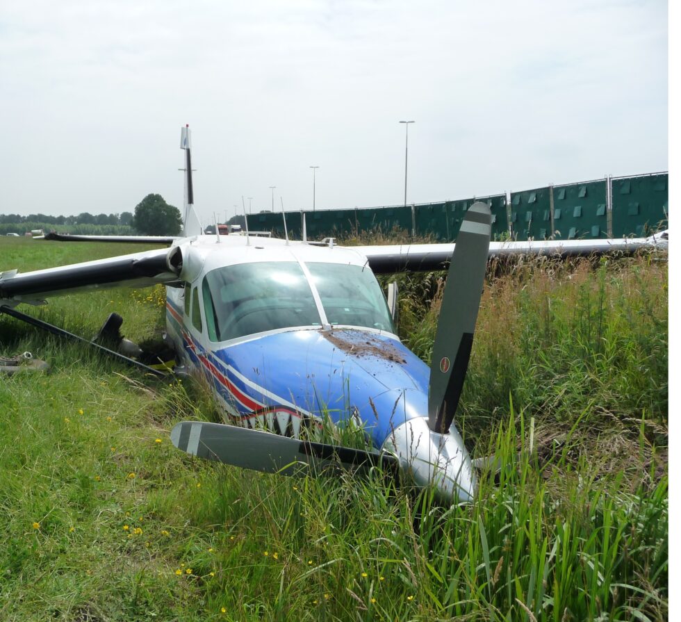 De Cessna 208B na de noodlanding. (Bron: Onderzoeksraad voor Veiligheid)