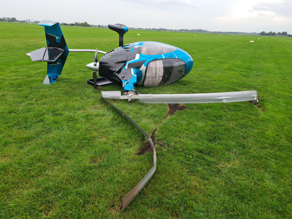 De gekantelde gyrocopter (Bron: Politie, Team Luchtvaarttoezicht)