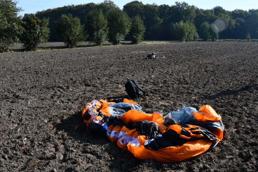 Paramotor neergestort bij Leusden. (Bron: Politie, Team Luchtvaarttoezicht)