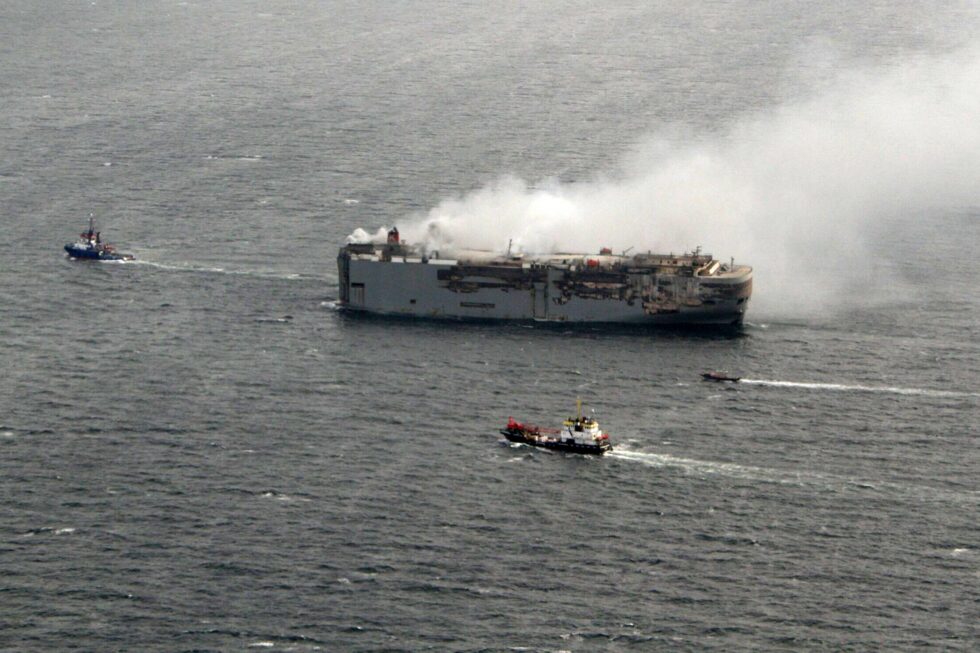 Brand aan boord vrachtschip Bron:  AFP Photo Netherlands coastguards