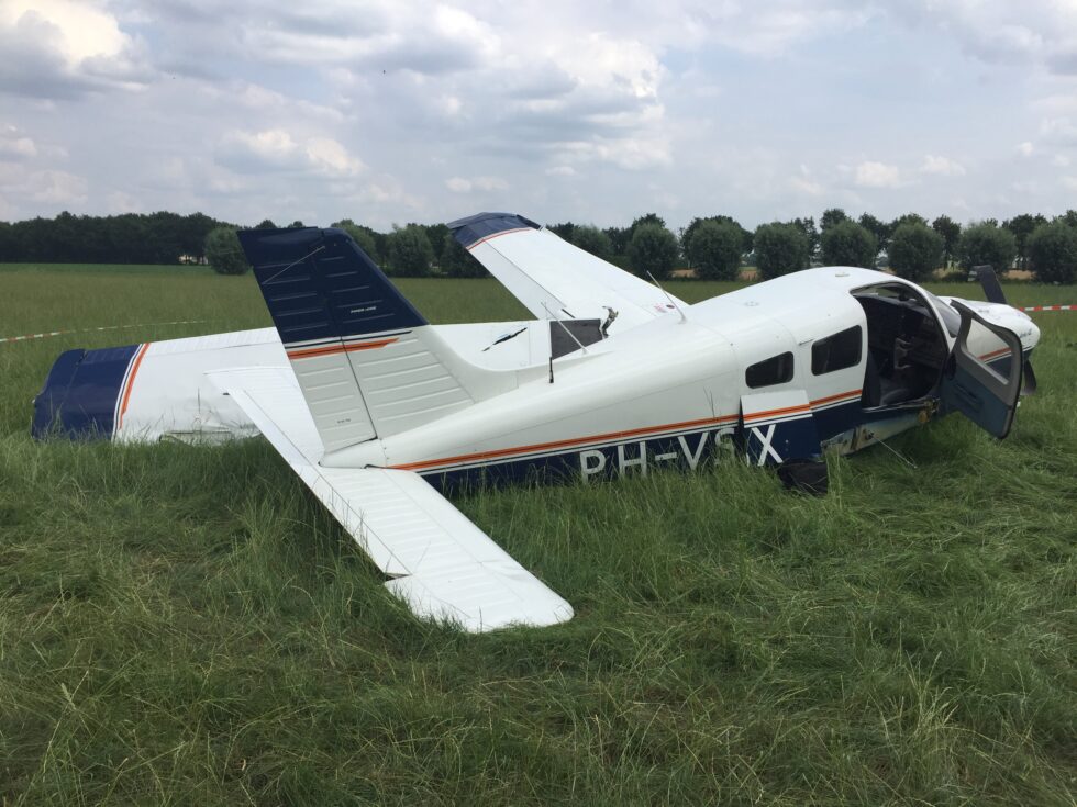De New Piper PA-28-181 na de runway excursion. Bron: Onderzoeksraad voor Veiligheid