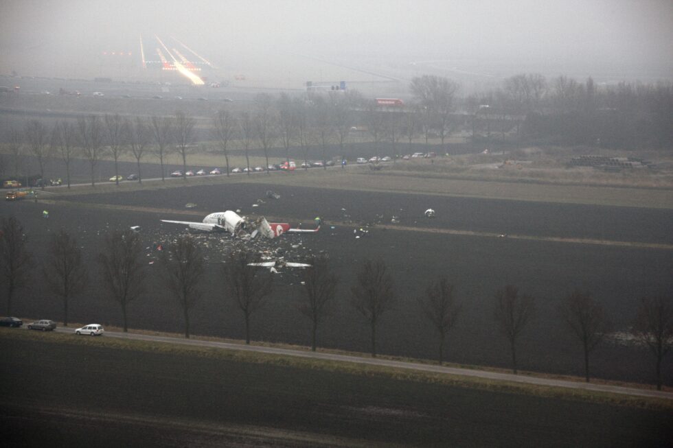 De neergestorte Boeing 737-800 met op de achtergrond baan 18R. Bron: KLPD
