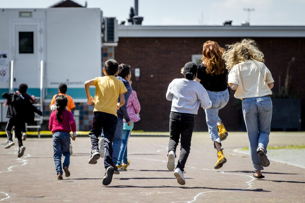 Spelende kinderen in het opvangcentrum voor asielzoekers in Ter Apel.